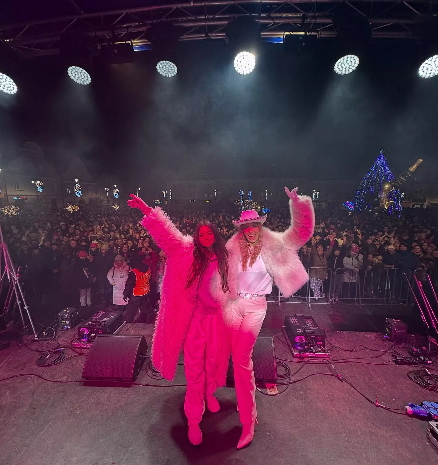 Sylwester w Łomży z Topky! Zjawiskowe stylizacje i największe hity porwały tłumy fanów disco polo.
